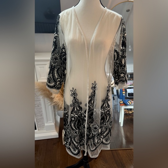 Elegant Sheer Black and White Embroidered Kimono BNWT - Picture 7 of 11